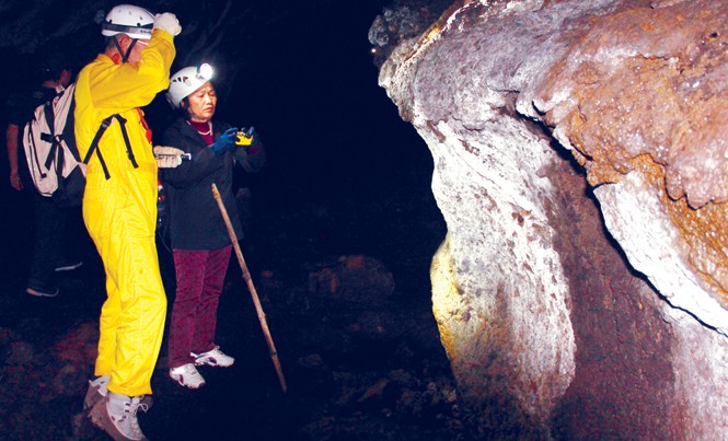 Vào hang động núi lửa Krông Nô Bà Tuất cùng ông Hiroshi Tachihara xem xét mảng vách hang cấu tạo lạ