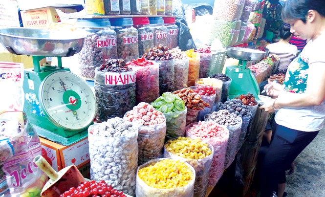 'Sô-cô-la nhập Mỹ' - 15.000 đồng/kg Bánh mứt không nhãn mác, phơi trần giữa chợ Bình Tây, quận 5, TPHCM. Ảnh: Uyên Phương