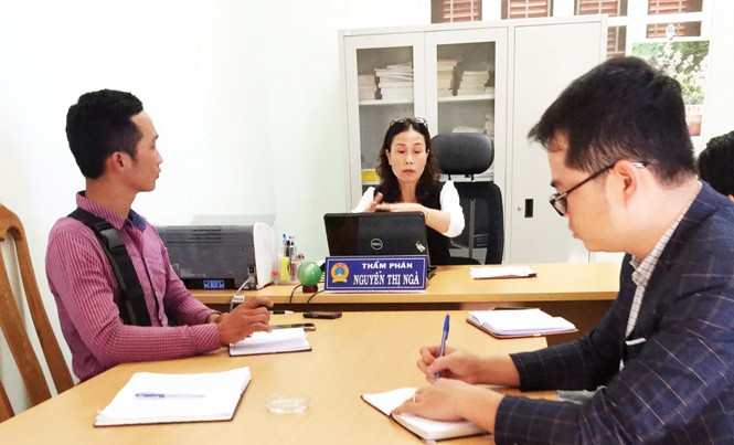 Cần làm rõ ai đánh luật sư chấn thương sọ não! Thẩm phán Ngà làm việc với nhóm phóng viên.