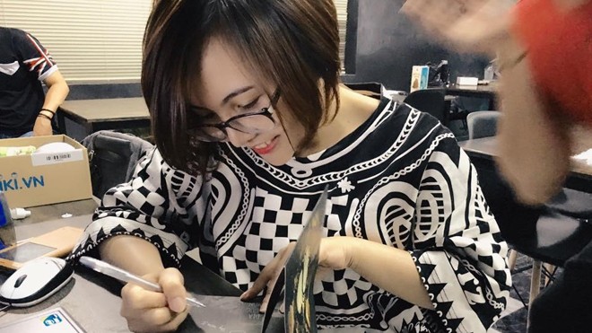 'Cô gái Bạc' vẽ tranh truyện quốc tế: Vẽ liền tù tì 12/tiếng ngày 'Cô gái Bạc' vẽ tranh truyện quốc tế: Vẽ liền tù tì 12/tiếng ngày