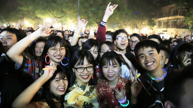 Đại biểu quốc hội nói về điểm tựa và triển vọng năm 2017 Các bạn trẻ đón năm mới 2017 tại Nhà Hát Lớn Hà Nội. Ảnh: Hồng Vĩnh