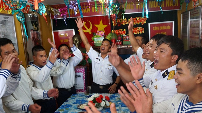 Đá Thị đón năm mới với nhiều niềm vui Buổi liên hoan đón Tết sớm ở đảo Đá Thị.