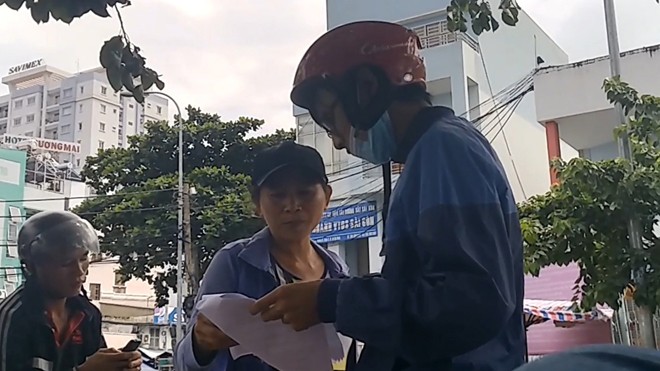 “Cò” vé tàu lộng hành “Cò” vé tàu hoạt động rầm rộ trước ga Sài Gòn. Ảnh: PV