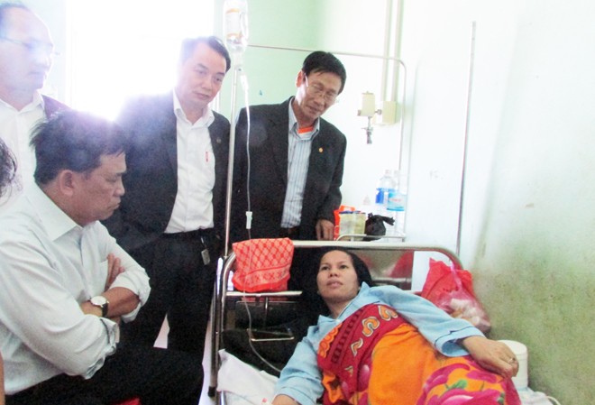 Luật sư tố bị đánh tại tòa: Dấu hiệu tội cố ý gây thương tích, hủy hoại tài sản Đại diện Liên đoàn luật sư Việt Nam làm việc với luật sư Tiết tại bệnh viện