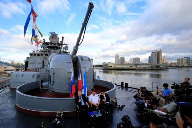Nga ngỏ ý muốn bán vũ khí cho Philippines Đại sứ Nga tại Philippines tổ chức họp báo trên tàu Admiral Tributs để nói về việc thúc đẩy quan hệ song phương. Ảnh: Global News
