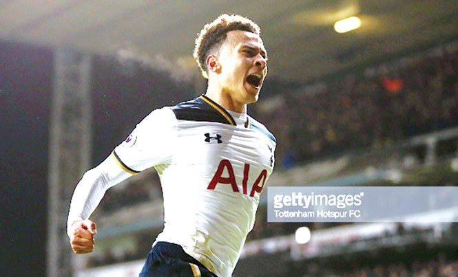 “Gà trống” đẩy Chelsea xuống mặt đất Dele Alli khiến Chelsea nhận trái đắng với cú đúp trên sân White Hart Lane. Ảnh: Getty Images