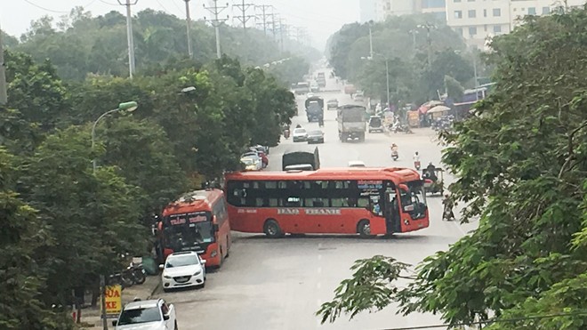 Hàng trăm xe hoạt động chui Các tuyến đường trong Khu đô thị Pháp Vân- Tứ Hiệp đang trở thành những bến xe khách “lậu” hoạt động cả ngày đêm.