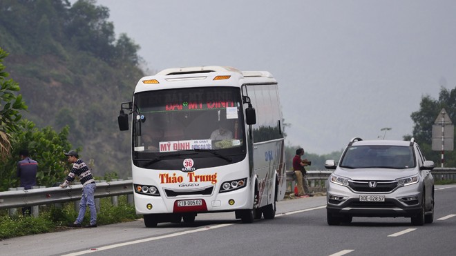 Tiếp bài 'Bến dù' trên cao tốc: Vì sao dân vẫn phá rào? Xe khách dừng đỗ trái quy định trên cao tốc. Ảnh: Nguyễn Hoàn