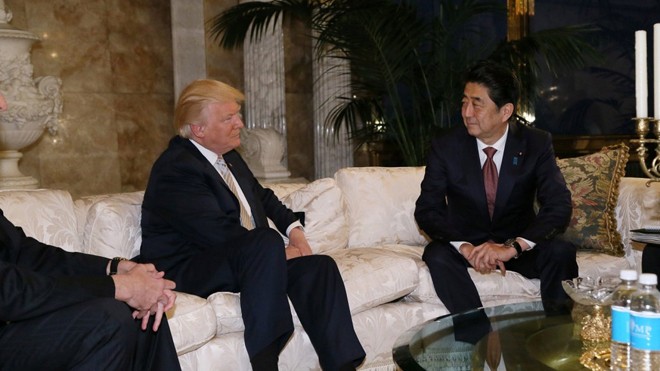 Ông Trump có thể theo đuổi chính sách xoay trục riêng Tổng thống đắc cử Mỹ Donald Trump tiếp Thủ tướng Nhật Bản Shinzo Abe (phải) ở New York ngày 17/11/2016. Ảnh: Getty Images