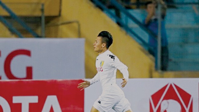 Khai mạc V.League 2017: 'Sao trẻ' CLB Hà Nội nổi bật nhất Quang Hải ăn mừng bàn thắng ghi vào lưới Than Quảng Ninh trong ngày khai mạc V-League. Ảnh: VSI