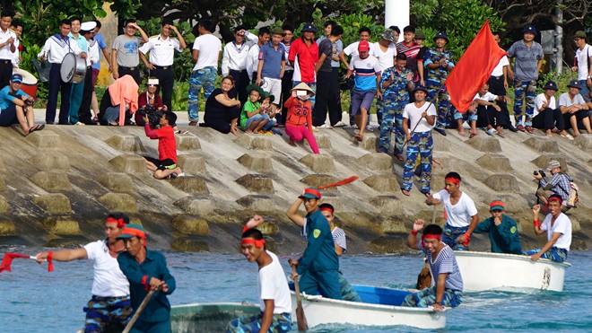 Trường Sa đón xuân như ở đất liền Đua chèo thuyền thúng ở âu tàu đảo Sinh Tồn, xã Sinh Tồn