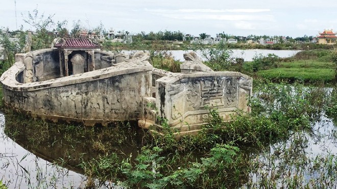 Di tích quốc gia bị lãng quên Khu lăng mộ của công thần Trần Văn Kỷ chỉ có quy mô, diện tích khiêm tốn như thường dân đang bị bủa vây bởi cỏ dại, sình lầy, nước đọng.