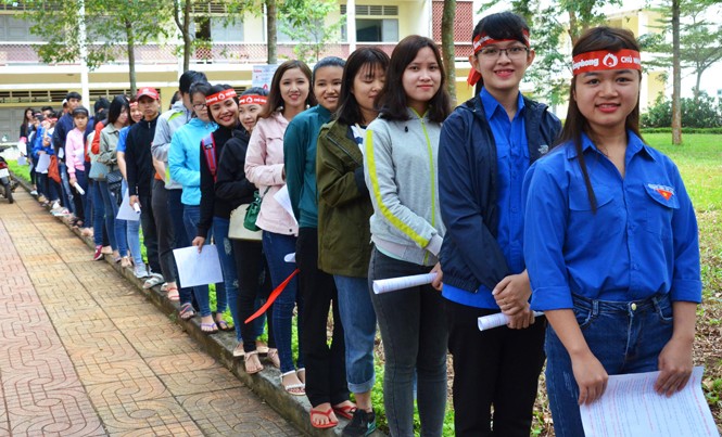 Sinh viên Tây Nguyên rủ nhau đi hiến máu Chờ được gọi tên vào khám sức khỏe để hiến máu.