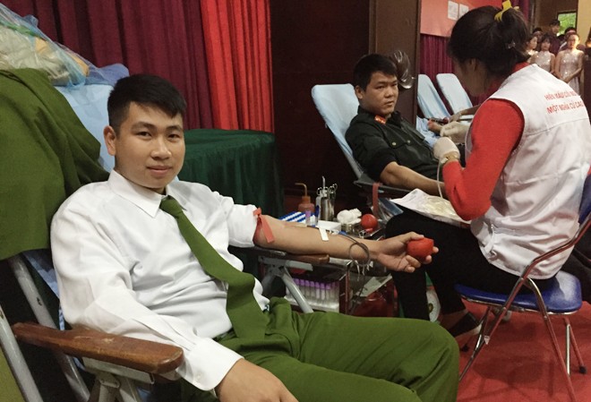 Hàng trăm thanh niên đi hiến máu trong mưa rét Chiến sỹ cảnh sát Trần Ngọc Hùng, người đầu tiên hiến máu sáng qua ở Vĩnh Phúc. Ảnh: Nguyễn Hoài