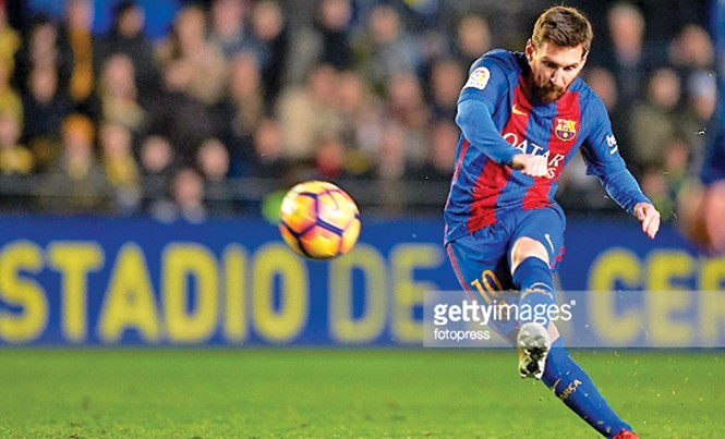 Messi gây sốt, Barca đau đầu Messi có màn khởi đầu năm mới cực kỳ ấn tượng với những bàn thắng liên tiếp từ các cú sút phạt. Ảnh: Getty Images