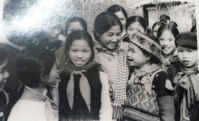 Huân chương cho những hy sinh thầm lặng Đồng chí Lê Thu Trà với các em thiếu nhi tại ĐH Cháu ngoan Bác Hồ tỉnh Yên Bái năm 1971. Ảnh: tư liệu
