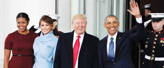 Tân Tổng thống Mỹ Donald Trump: Tất cả bắt đầu từ hôm nay Vợ chồng tân Tổng thống Donald Trump và vợ chồng người tiền nhiệm Barack Obama tại Nhà Trắng hôm 20/1. Ảnh: AP