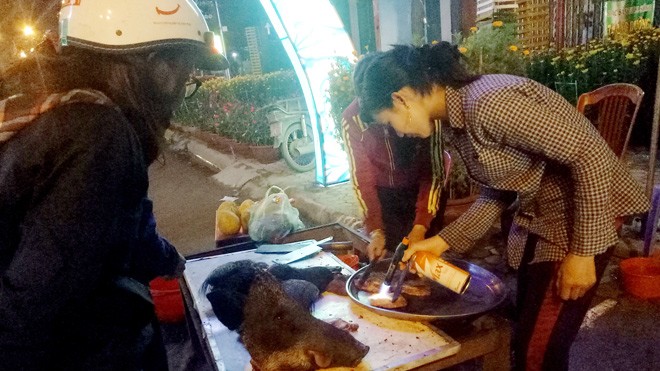 Heo rừng tràn ra phố dịp Tết Quầy bán thịt heo rừng trên lề đường Phạm Văn Đồng, TP Quảng Ngãi (Ảnh chụp lúc chiều tối ngày 29 Tết Đinh Dậu)