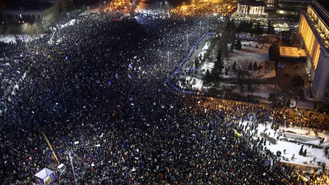 Romania hủy nghị định 'nhẹ tay' với tham nhũng Tại trung tâm Bucharest, đám đông biểu tình phản đối nghị định hợp pháp hóa một số tội danh tham nhũng. Ảnh: CNN