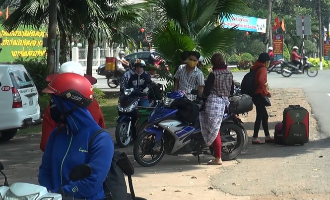 'Phượt' vào Nam sau Tết Sau Tết, giới trẻ rủ nhau chạy xe máy vào Sài Gòn.