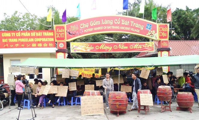 Doanh nghiệp tự ý đóng cửa chợ, dân Bát Tràng lao đao Tiểu thương chợ gốm Bát Tràng dựng khẩu hiệu, đánh trống phản đối việc tự ý đóng cửa chợ.