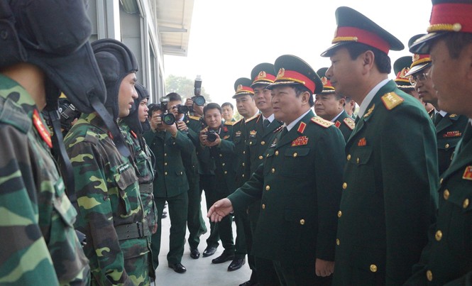 Đại tướng Ngô Xuân Lịch yêu cầu với toàn quân Đại tướng Ngô Xuân Lịch trò chuyện với cán bộ, chiến sỹ kíp trực xe thiết giáp BMP1 của Trung đoàn 102. Ảnh: Nguyễn Minh