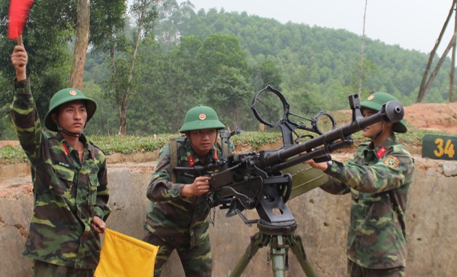 Nghị lực của Vừ Bá Chùa Trung sỹ Vừ Bá Chùa (ngoài cùng bên trái) đang chỉ huy khẩu đội luyện tập. Ảnh: Tường Hiếu