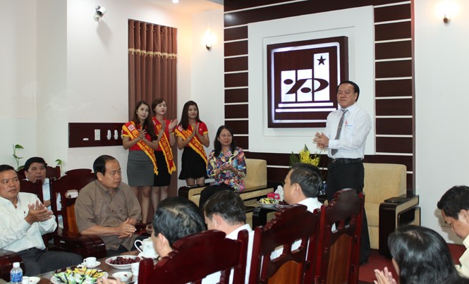 Bức tranh đầy màu sắc Bà Võ Thị Ánh Xuân, Bí thư Tỉnh ủy An Giang (trái) và ông Lê Thanh Thuấn, Chủ tịch HĐQT - Tổng Giám đốc Tập đoàn Sao Mai (phải) tại buổi làm việc.