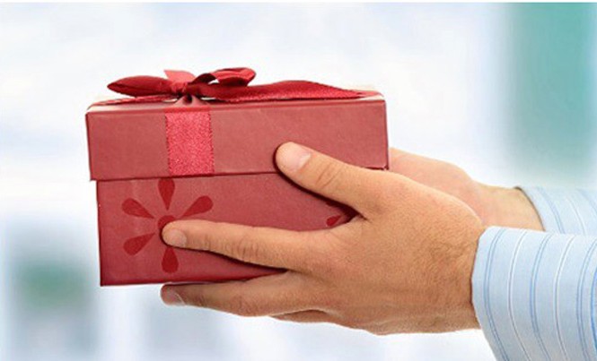 Cần thí điểm khoanh vùng giám sát tặng quà Tết Lo ngại biến tướng của việc tặng quà Tết (ảnh minh họa)