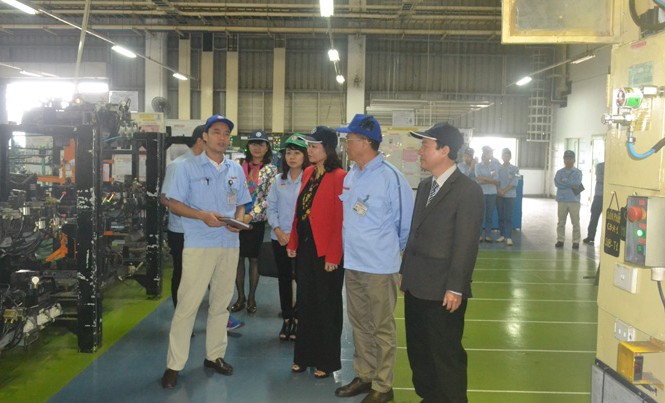 Hút công nhân trở lại sau Tết Chủ tịch LĐLĐ thành phố thăm và động viên tinh thần công nhân tại nhà máy sản xuất xe máy Yamaha Motor Việt Nam.