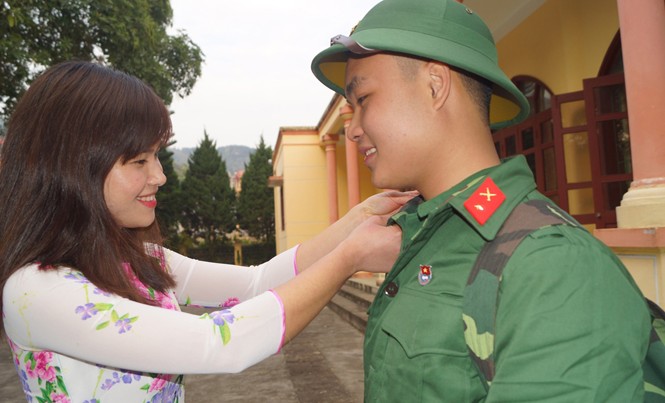 Ước thề đôi lứa ngày tòng quân Thiếu nữ Ngân Sơn (Bắc Kạn) động viên bạn trước giờ lên đường nhập ngũ.
