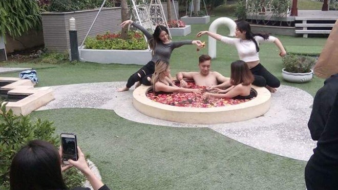 Đề thi và sân trường 'Lạc trôi' Cảnh “lạc trôi” trong bồn nước giữa sân trường.