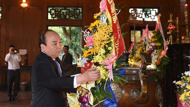 Thủ tướng dâng hương tại Khu di tích Kim Liên Thủ tướng Nguyễn Xuân Phúc dâng hương tại Khu di tích Kim Liên