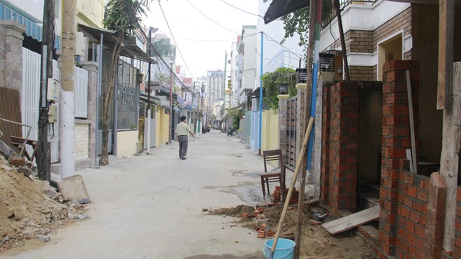 Đà Nẵng: Hiến đất mặt tiền, biến hẻm thành đường Người dân tự nguyện “bóp” sân nhà chật lại, bỏ tiền túi xây lại tường rào, cổng ngõ để nới hẻm 227 thành con đường rộng 5,5m. Ảnh: Thanh Trần