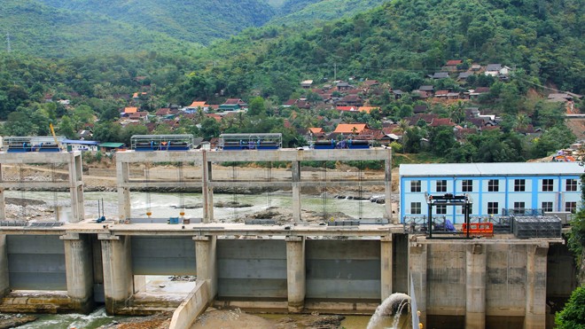 Thủy điện ngăn dòng gây sạt lở quốc lộ 7 Công trình thủy điện bản Ang tích nước, gây sạt lở QL7