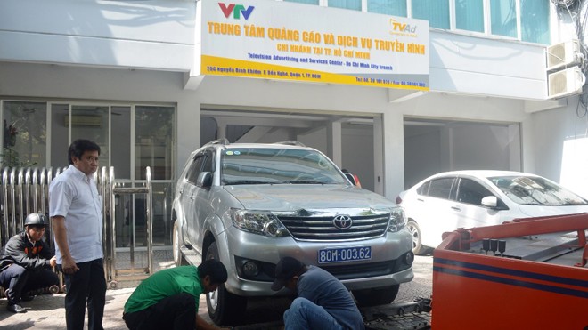 TPHCM tiếp tục cẩu hàng loạt ô tô đậu vỉa hè Chiếc xe biển xanh đậu trên vỉa hè bị học lượng chức năng quận 1 cẩu về trụ sở công an. Ảnh: Ngô Bình
