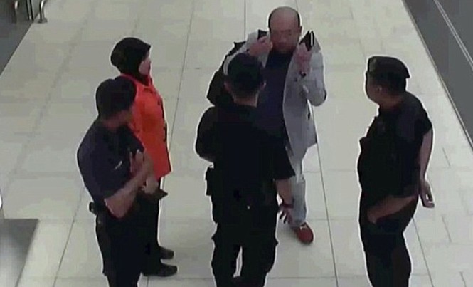 Người được cho là Kim Jong-nam chết nhanh và đau đớn Hình ảnh từ camera giám sát ở sân bay quốc tế Kuala Lumpur cho thấy người đàn ông được cho là ông Kim Jong-nam (áo sáng màu, đeo ba lô) đang nói chuyện với các nhân viên an ninh và cán bộ sân bay sau khi bị đầu độc. Ảnh: AP