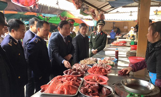 Mất vệ sinh ATTP ngay từ cửa ngõ biên giới Đoàn giám sát của QH kiểm tra chợ đầu mối ở TP Lạng Sơn. Ảnh: Duy Chiến