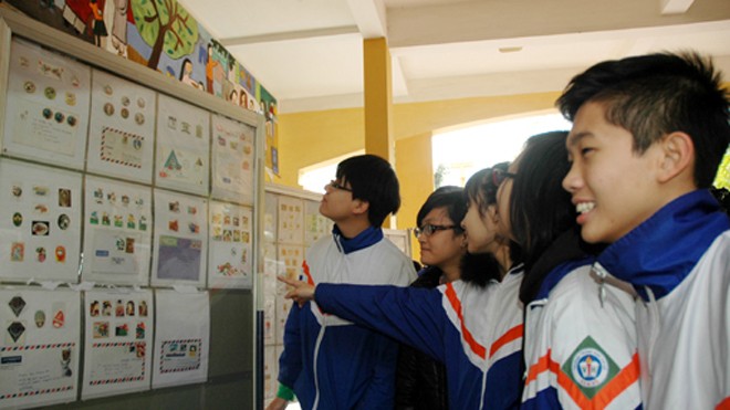 Thiếu nhi hiểu về chiến thắng Điện Biên Phủ qua tem Học sinh trường THCS Vân Hồ (Hà Nội) tìm hiểu về tem Ảnh: Phạm Cường