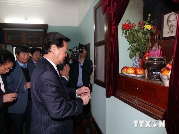 Thủ tướng Nguyễn Tấn Dũng dâng hương tưởng niệm Chủ tịch Hồ Chí Minh Thủ tướng Nguyễn Tấn Dũng dâng hương tưởng niệm Bác Hồ. Ảnh: Đức Tám/TTXVN