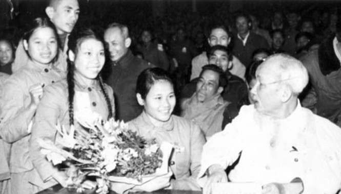 Phải tạo môi trường để người tài được trọng dụng Bác Hồ dự Đại hội thi đua thanh niên xung phong chống Mỹ cứu nước toàn miền Bắc, tháng 1/1967. Ảnh: TL