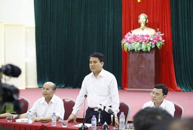 Chủ tịch Hà Nội mong được sớm đối thoại với dân Đồng Tâm Chủ tịch UBND TP Hà Nội - ông Nguyễn Đức Chung chủ trì buổi làm việc tối nay tại trụ sở huyện Mỹ Đức. Ảnh: Như Ý