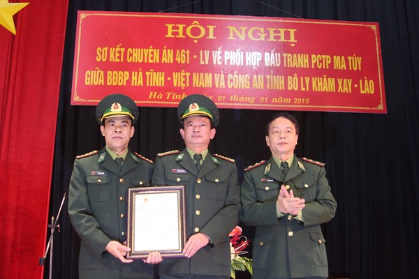 Trao thưởng chuyên án thu 92 bánh heroin Trung tướng Võ Trọng Việt trao Thư khen của Bộ trưởng Bộ Quốc phòng cho BĐBP Hà Tĩnh