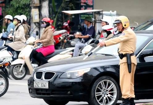 Những quy định hiệu lực từ tháng 1/2015 Chủ xe ôtô các loại khi mua, được tặng cho, được thừa kế… mà không sang tên đổi chủ sẽ bị phạt. Ảnh: Sơn Dương (VnExpress).