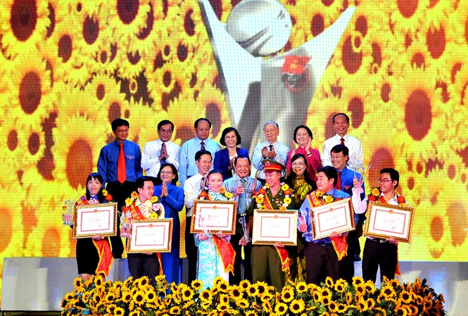 Vinh danh 6 công dân trẻ tiêu biểu năm 2014 6 công dân trẻ tiêu biểu thành phố Hồ Chí Minh năm 2014 được vinh danh vào ngày đầu tiên của năm 2015