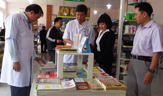 Cửa hàng tiện lợi đầu tiên cho bệnh nhân Gian hàng sách sức khỏe, y học.