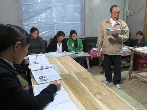 Lớp học của bà nội, bà ngoại Đều đặn các tối thứ ba, năm, bảy, các chị lại đến lớp để học chữ - Ảnh: Tuyết Khoa (Thanh Niên)