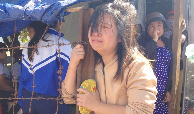 Con nằm ngủ góc giường, mẹ gào khóc trình báo bị bắt cóc Chị Ngân khóc gào tưởng con đã bị bắt cóc. Ảnh: Lê Kiến.