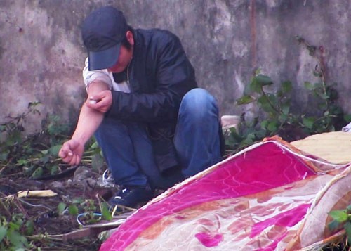 Công an Hải Phòng: 'Thu gom người nghiện rồi lại phải thả' Con nghiện hút chích công khai dưới chân cầu Tam Bạc, quận Lê Chân, TP Hải Phòng. Ảnh: Giang Chinh (VnExpress).