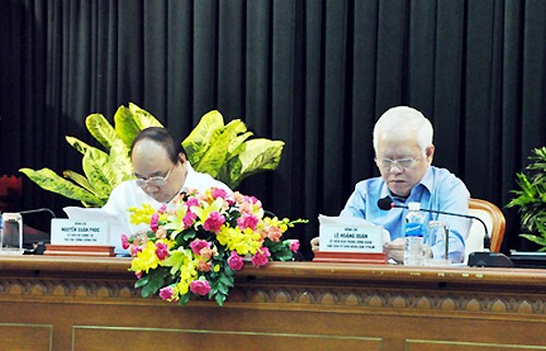 TPHCM có 10 sàn vàng 'chui' Phó Thủ tướng Nguyễn Xuân Phúc (trái) và Chủ tịch TP HCM Lê Hoàng Quân tại hội nghị sáng nay. Ảnh: Quốc Thắng (VnExpress).